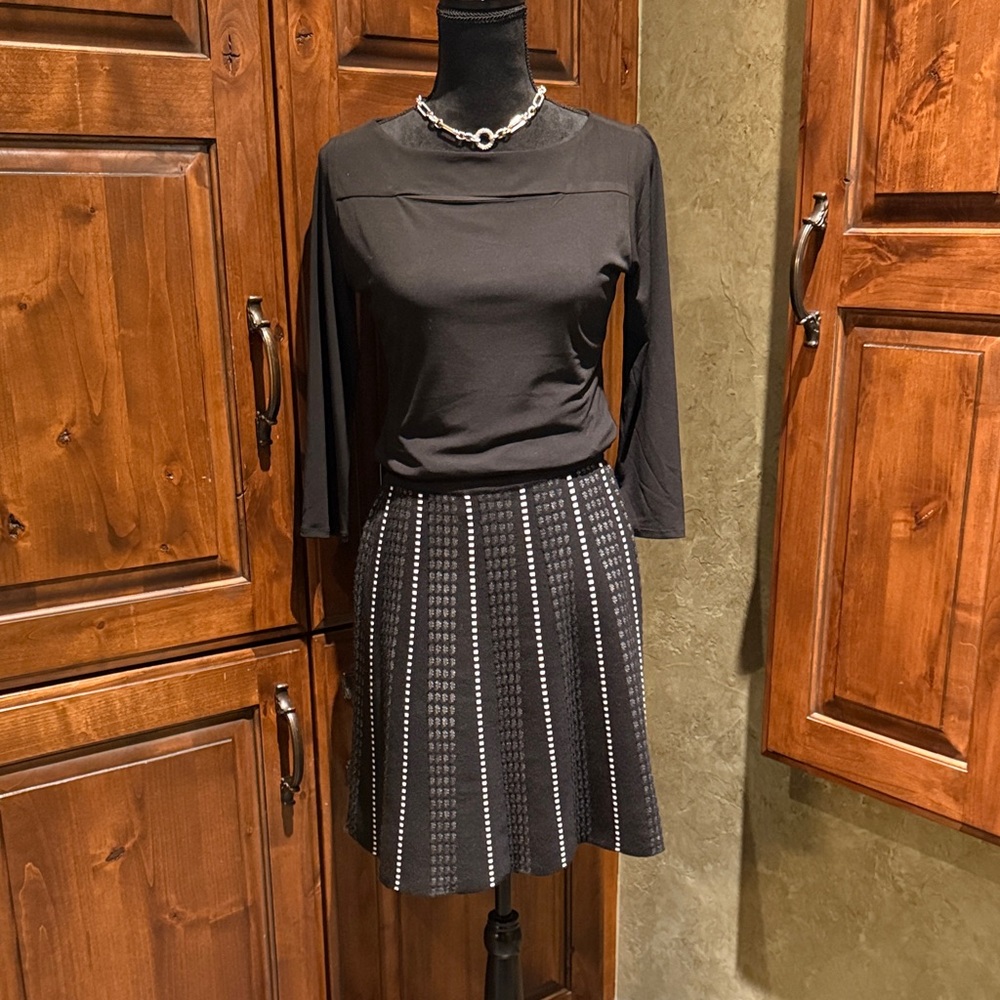 Spense-Black and White striped Knee length Skirt